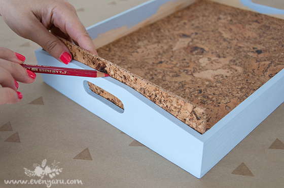 DIY tray with cork inlay // www.evenyaru.com