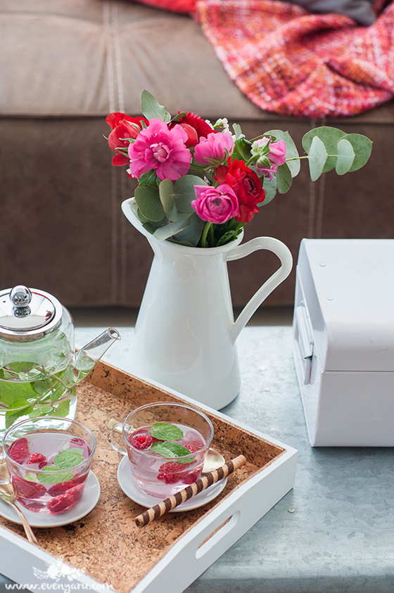 DIY tray with cork inlay // www.evenyaru.com