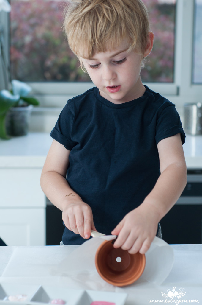  DIY decorated planters with kids // www.evenyaru.com