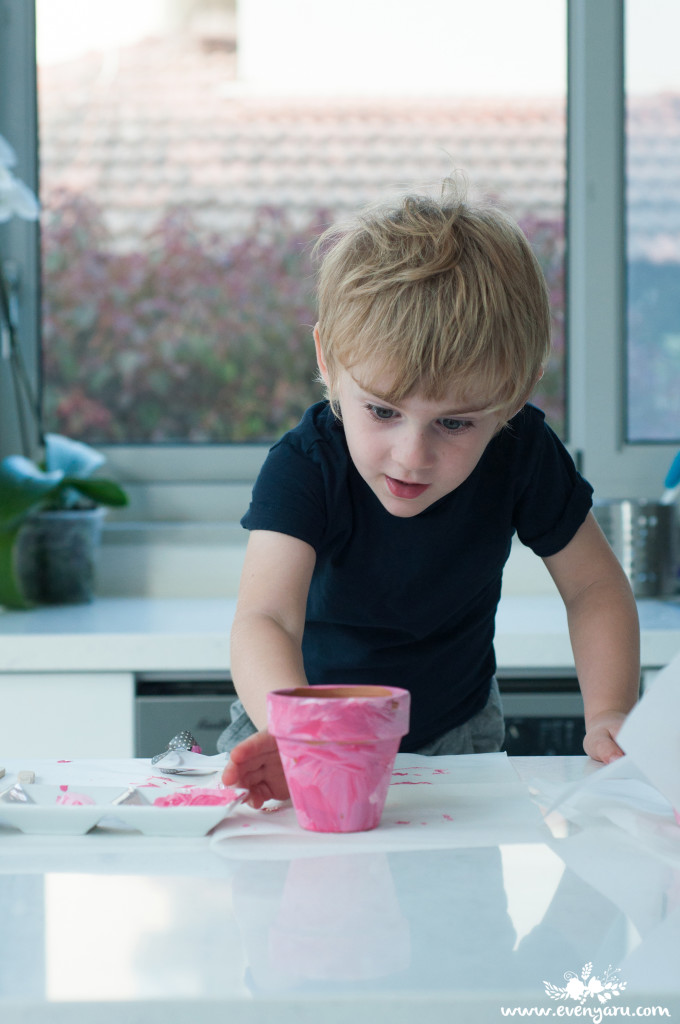  DIY decorated planters with kids // www.evenyaru.com