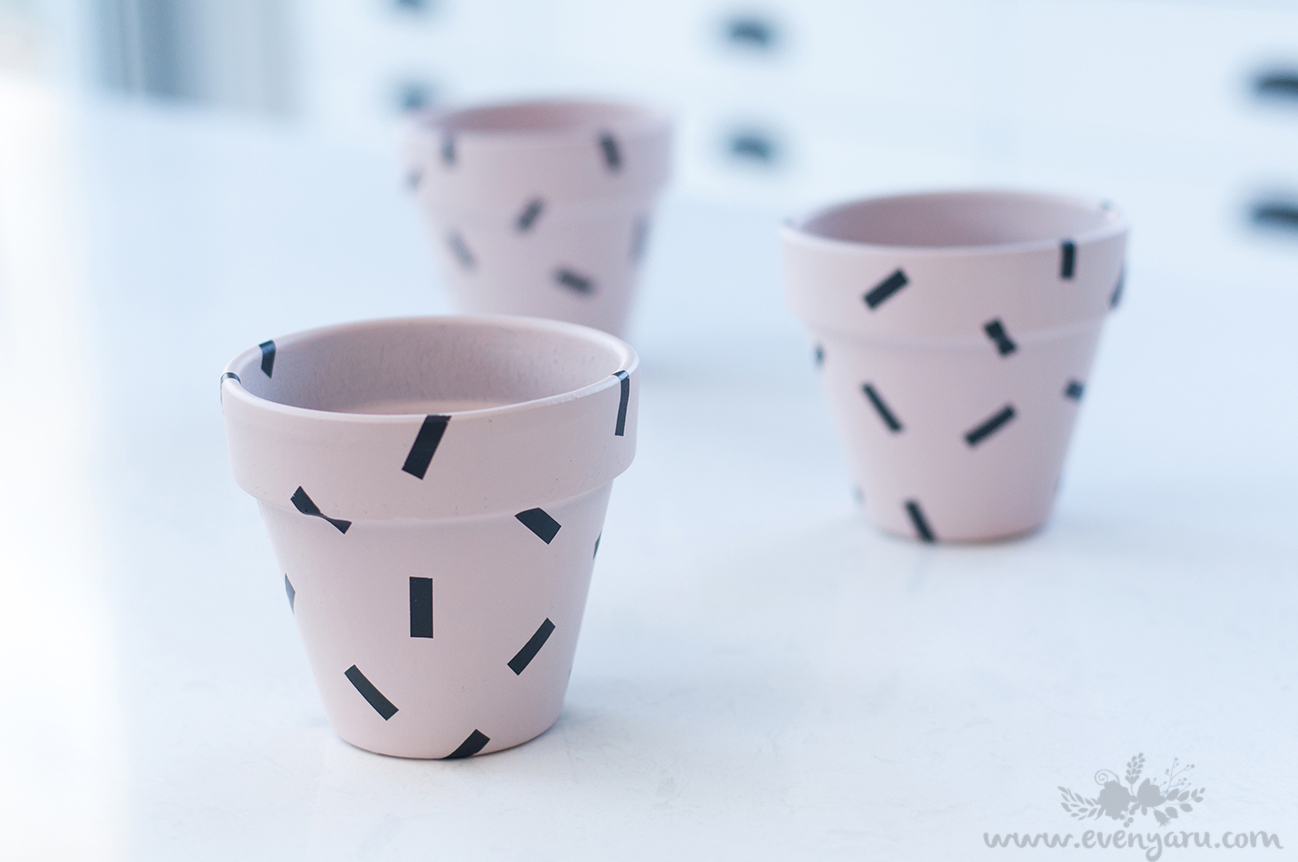 DIY "sprinkled" painted pots //www.evenyaru.com